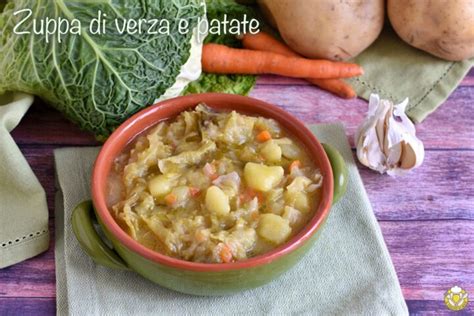 Ingredienti freschi per la zuppa: verza, patate, carote, sedano, cipolla