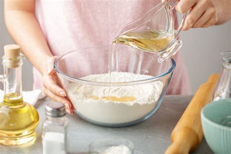Una ciotola con gli ingredienti per il poolish: farina, acqua e lievito