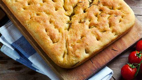Impasto della focaccia senza glutine steso su carta da forno