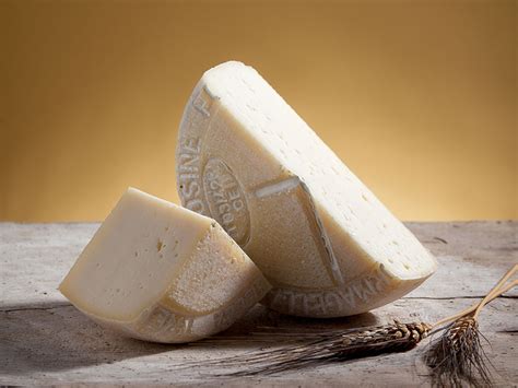 composizione di formaggi locali del Lago di Garda, inclusa la Formagella di Tremosine