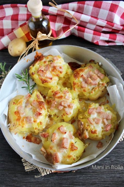 Immagine di ingredienti (patate schiacciate, prosciutto a dadini, parmigiano, robiola) mescolati in una ciotola