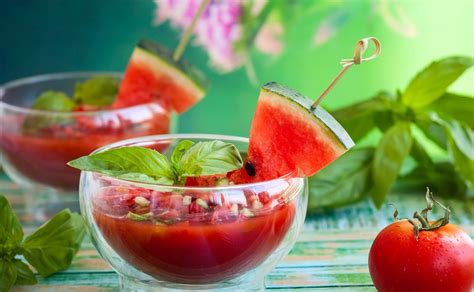 Esempi di piatti creativi a base di anguria: insalata, gazpacho e sorbetto