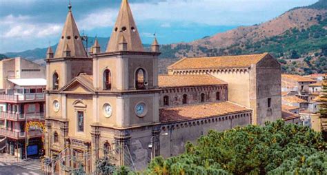 Dettaglio della Fontana a 18 Cannoli di Francavilla di Sicilia con lo stemma della Trinacria e i cannoli da cui sgorga l'acqua.