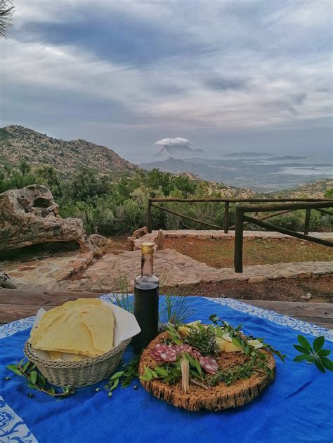 Panorama suggestivo della Sicilia con vista sull'orizzonte, evocando la bellezza naturale descritta.
