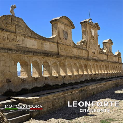 Vista d'insieme della Granfonte di Leonforte, evidenziando la sua maestosità e le 24 cannelle di bronzo.