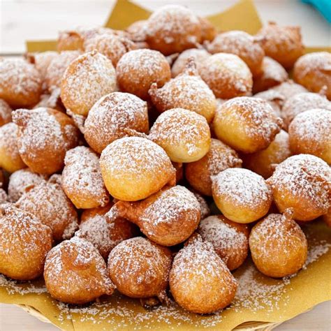 Illustrazione di un personaggio che cucina frittelle in un ambiente di gioco colorato