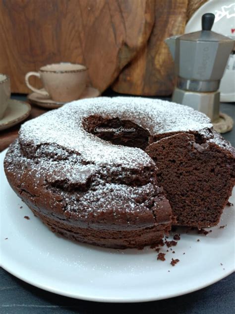tortini al cacao senza latte, uova e lievito in uno stampo in silicone