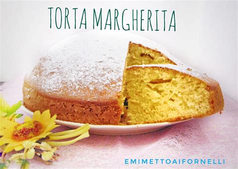 Torta Margherita soffice e dorata spolverizzata con zucchero a velo