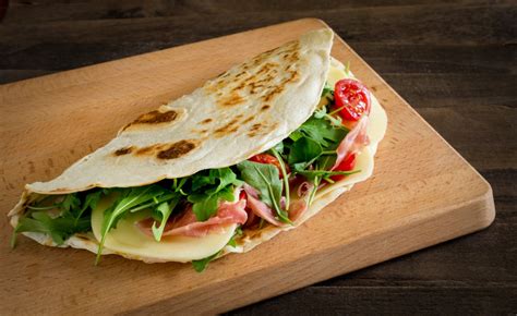 Immagine di una piadina senza glutine farcita e gustosa