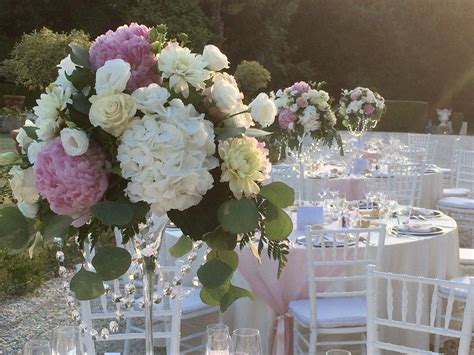 Allestimento floreale con fiori di stagione per un matrimonio all'aperto