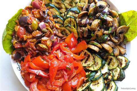 Buffet di antipasti vegani colorati con verdure di stagione e cereali