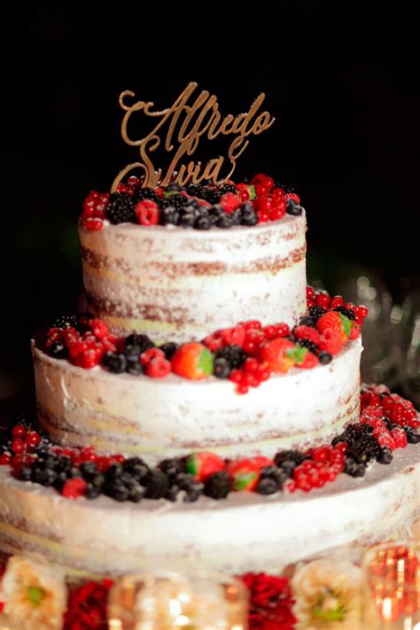 Naked cake vegana decorata con frutta fresca e cioccolato