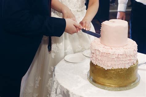 Coppia di sposi che taglia una torta nuziale vegana