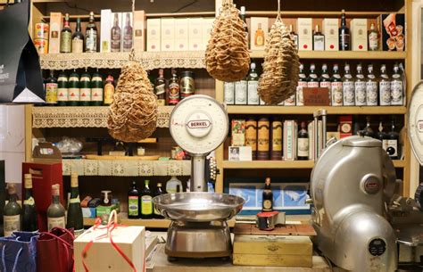 Bottega storica della trattoria Cantarelli con scaffali pieni di prodotti d'eccellenza