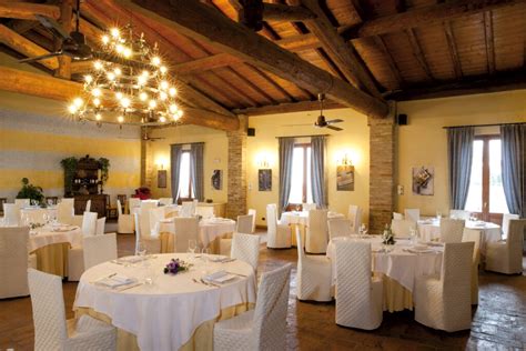 Interno elegante della Stüa de Michil con tavoli apparecchiati e vista sulle montagne