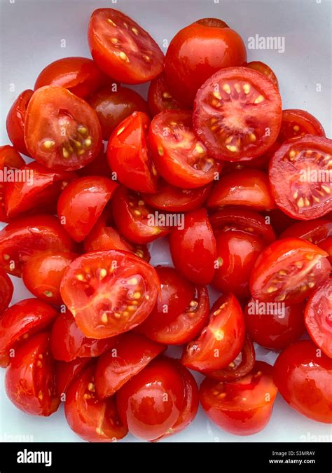 Immagine ravvicinata di pomodori tagliati a metà pronti per essere cotti