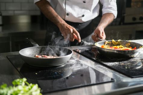 Immagine di una coppia di chef che lavorano in cucina