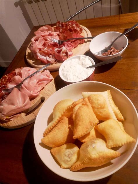 Immagine di un piatto di salumi misti con torta fritta