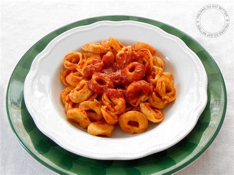 Immagine di un piatto di tortellini verdi al ragù di funghi pronto da servire