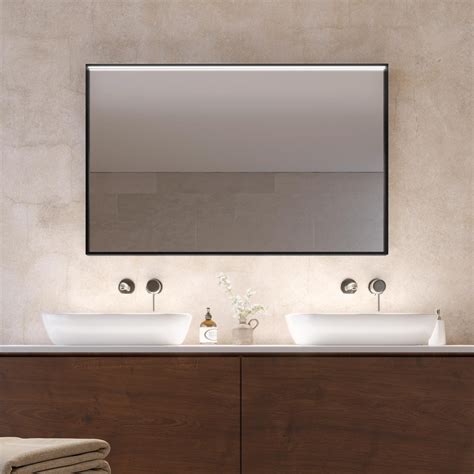 Dettaglio della specchiera Fila con illuminazione a LED e cornice in alluminio nero opaco