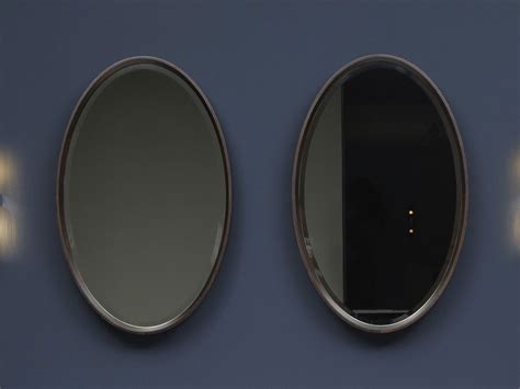 Specchio Forma di Roberto Lazzeroni per Antonio Lupi, in forma ellittica con cornice in legno