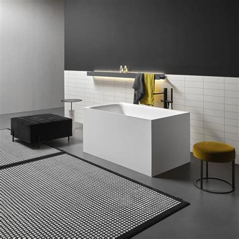 Esempio di un bagno moderno con elementi Antonio Lupi, mostrando la filosofia del 