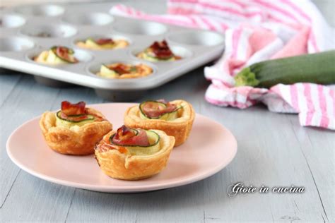 Ingredienti base per muffin salati: pasta sfoglia, zucchine, prosciutto crudo