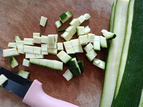 Zucchine tagliate a dadini piccoli