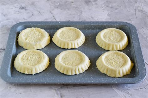 Dischi di pasta sfoglia ritagliati per stampini da muffin