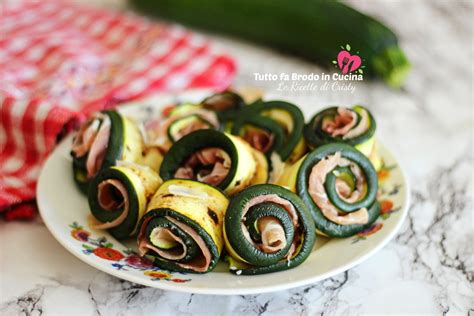 Composizione dei muffin con zucchine e prosciutto crudo negli stampini