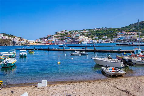 Vista sul porto di Carloforte con case tradizionali