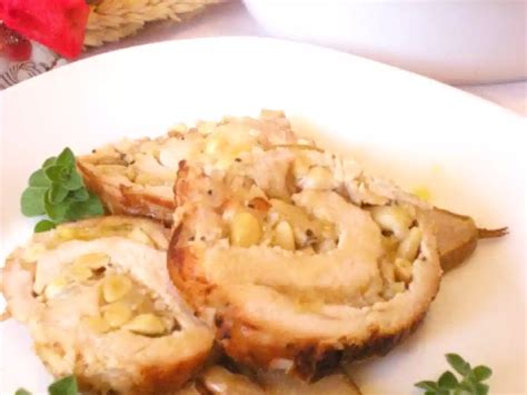 ingredienti per il ripieno dell'arrosto di tacchino: pere, pinoli, parmigiano, salvia