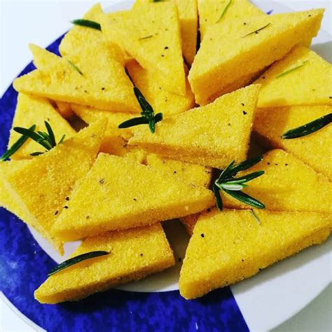 Fasi di preparazione degli scagliozzi: dalla polenta cotta al taglio e frittura