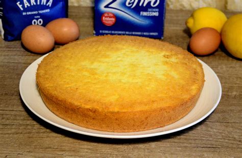 Schema di preparazione del Pan di Spagna con uova, zucchero, limone e farina.