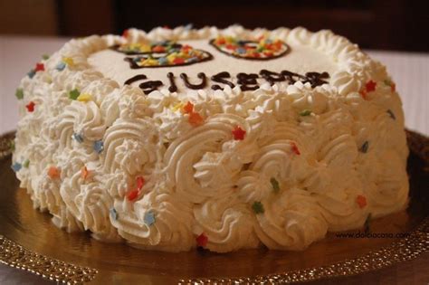 Torta Babbo Natale decorata con panna montata colorata e bottoni di cioccolato.