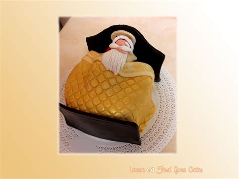 Panettone scolpito per creare la testa di Babbo Natale.