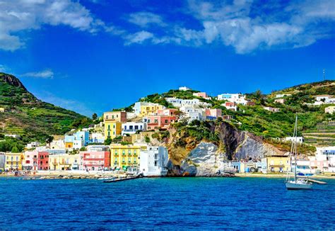 Vista della Via Spezia a Collecchio, dove si trova Arte della Carne