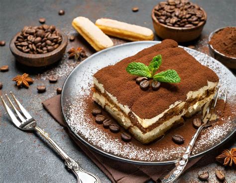 Immagine di un tiramisù classico decorato con cacao in polvere