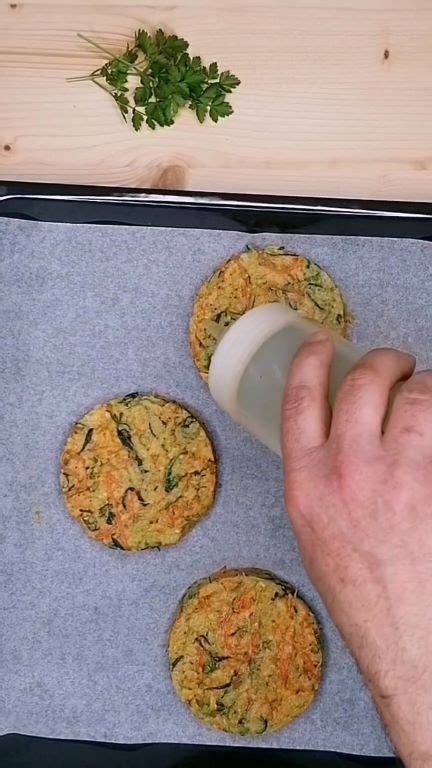 Formazione degli hamburger di zucchine con coppapasta