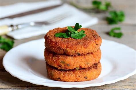 Hamburger di broccoli e carote pronti per la cottura al forno