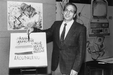 Ritratto di Alberto Manzi durante una lezione televisiva