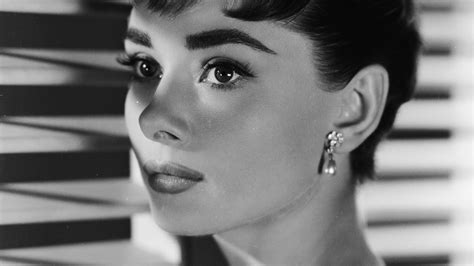 Audrey Hepburn con il suo iconico chignon a banana