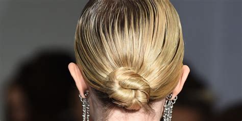 Illustrazione che mostra la tecnica di arrotolamento per lo chignon a banana