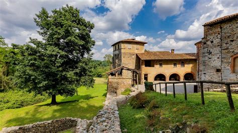 Panorama della provincia di Varese con un accenno di sagra in primo piano