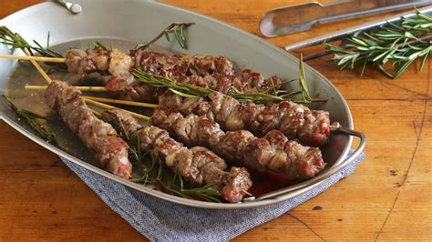 Primo piano di arrosticini cotti alla brace
