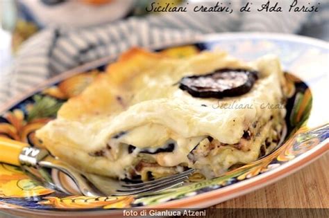 Dettaglio di una fetta di lasagna bianca con melanzane fritte