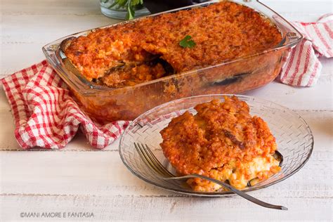 Uno sformato di riso alla parmigiana di melanzane pronto per essere servito