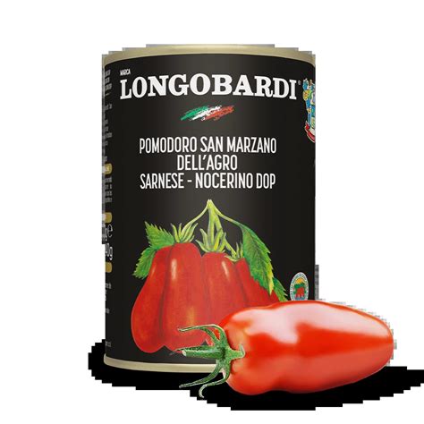 Immagine ravvicinata di filetti di pomodoro San Marzano DOP in una lattina, con evidenziato il logo di certificazione.