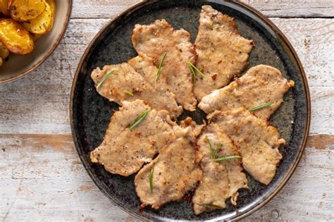 Immagine di fettine di carne pronte per essere impanate