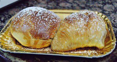 Illustrazione dettagliata di una sfogliatella riccia e una frolla, con enfasi sulla sfogliatura e il ripieno.